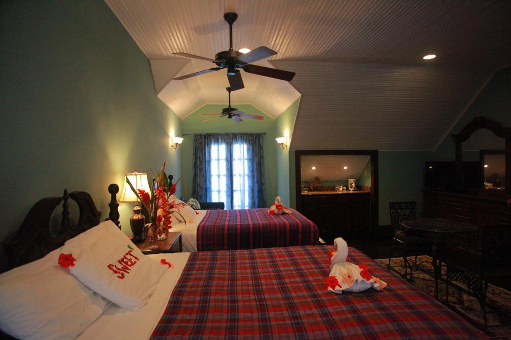 Mahogany Hall Luxury Boutique Resort San Ignacio Buitenkant foto