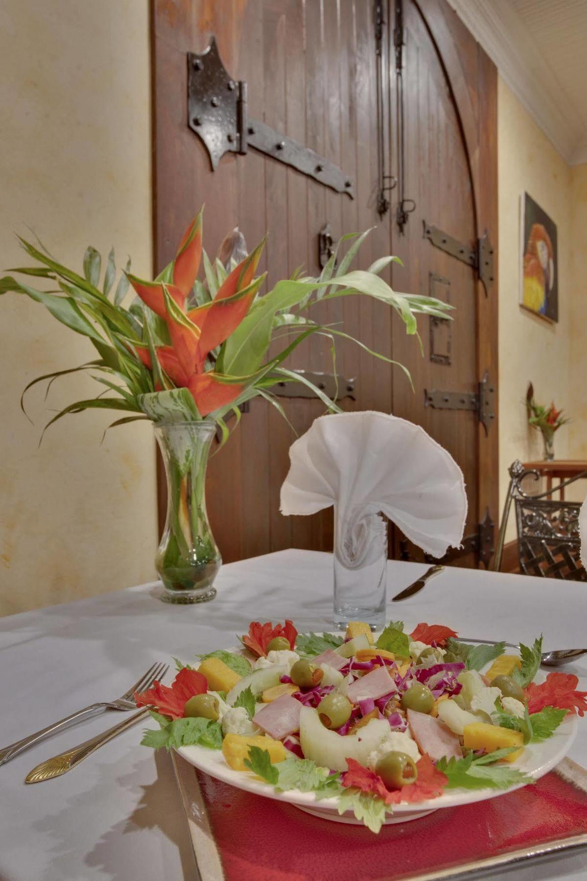 Mahogany Hall Luxury Boutique Resort San Ignacio Buitenkant foto
