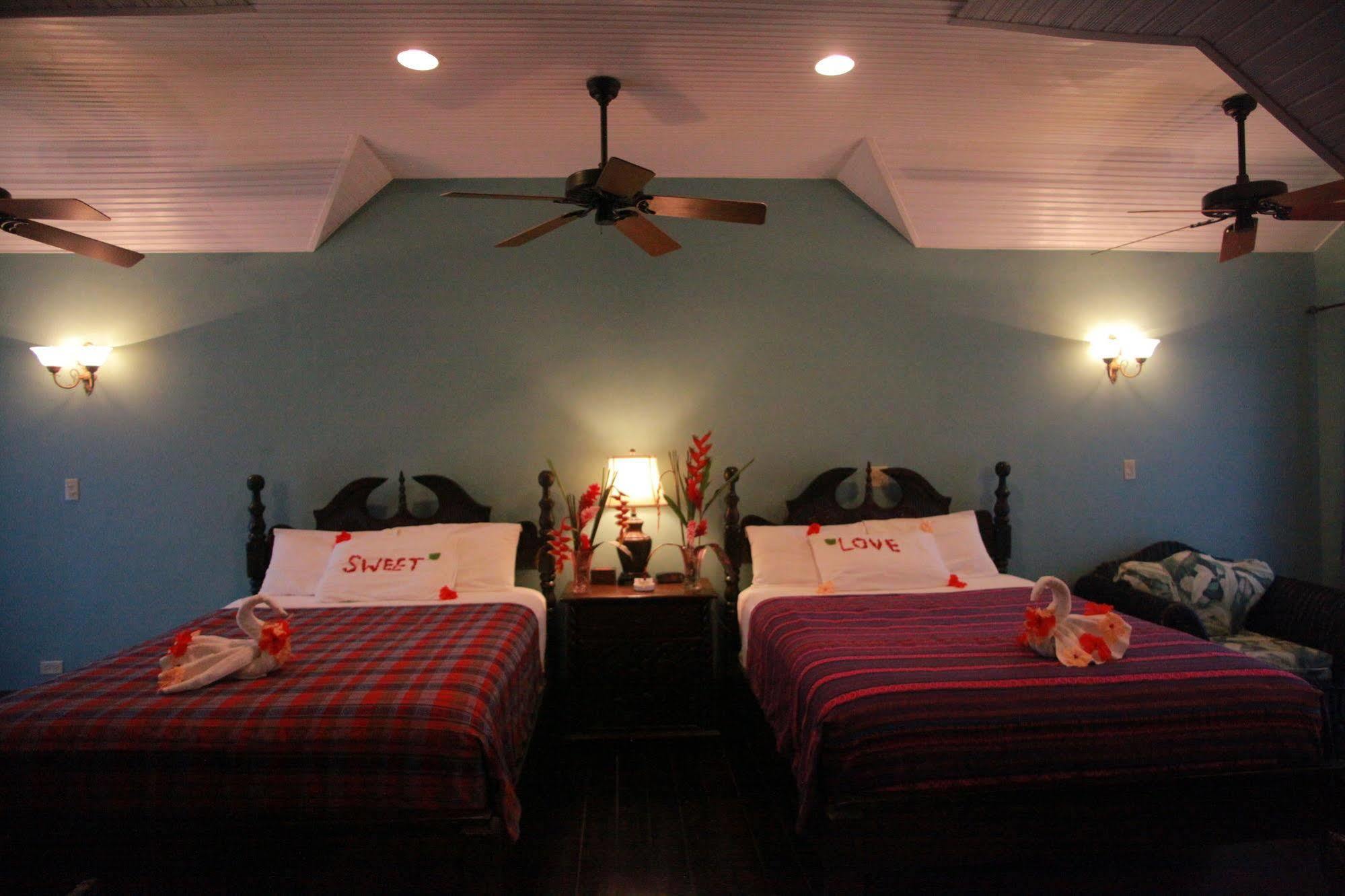 Mahogany Hall Luxury Boutique Resort San Ignacio Buitenkant foto